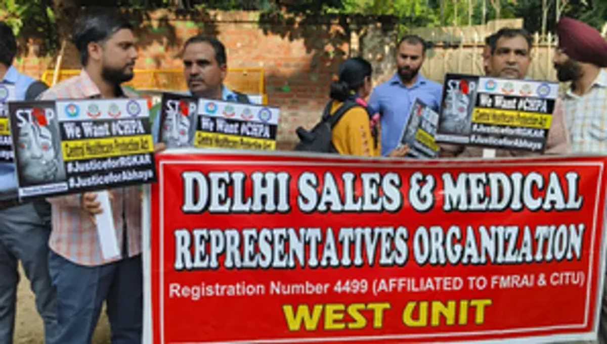 दिल्ली के जंतर-मंतर पर डॉक्टरों का प्रदर्शन, सेंट्रल प्रोटेक्शन एक्ट लागू करने की मांग